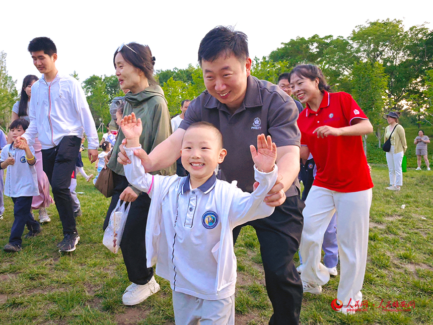 雄安容和容德幼兒園孩子們開始“貓鼠大戰(zhàn)”前的熱身運動。人民網(wǎng)記者 李兆民攝